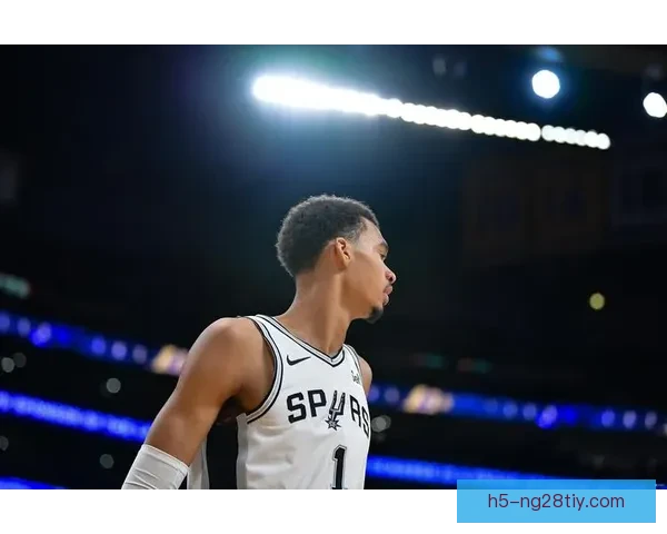 杜兰特:文班亚马应更多利用篮下优势 杜兰特:文班亚马应更多利用篮下优势